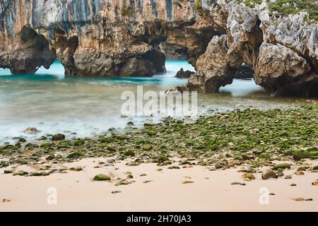 Landschaftlich schöne Felsküste in Asturien, Playa de las cuevas. Spanien Stockfoto