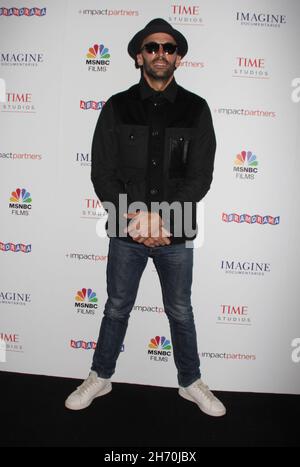 Los Angeles, USA. 18th. November 2021. JR 11/18/2021 die Los Angeles Premiere von 'Paper & Glue' im Museum of Tolerance in Los Angeles, CA Quelle: Cronos/Alamy Live News Stockfoto