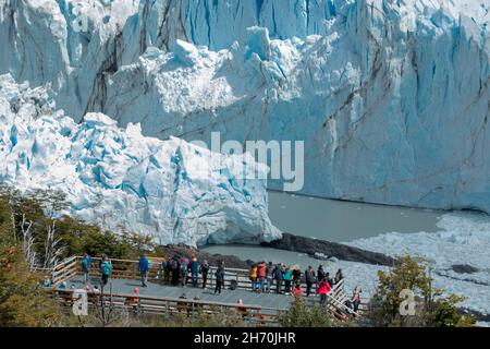 LOS GLACIARES NATIONALPARK, ARGENTINIEN - 26. JANUAR 2019: Touristen bewundern den Perito Moreno Gletscher von der Aussichtsplattform aus Stockfoto