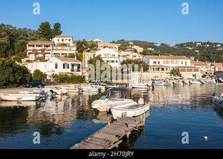 Luftaufnahme von Agios Stefanos - ein Fischerdorf am Meer und beliebtes Touristenziel, an der Nordostküste von Korfu, Ionische Inseln, Griechenland Stockfoto