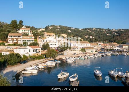 Luftaufnahme von Agios Stefanos - ein Fischerdorf am Meer und beliebtes Touristenziel, an der Nordostküste von Korfu, Ionische Inseln, Griechenland Stockfoto