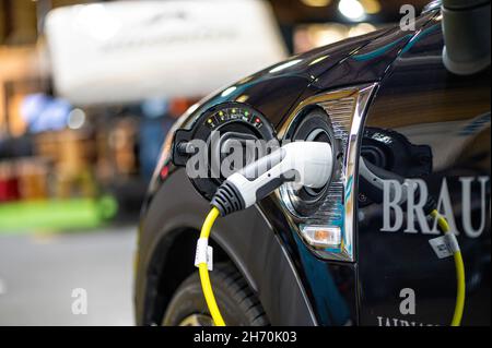 Riga, Lettland, 24. Sep 2021: Mini Countryman Plug-in Hybrid mit Ladegerät verbunden, um ein Hybridauto an der Station zu laden Stockfoto