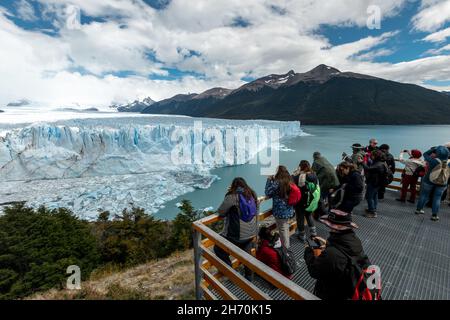 LOS GLACIARES NATIONALPARK, ARGENTINIEN - 26. JANUAR 2019: Die Menschen am Aussichtspunkt fotografieren den Perito Moreno Gletscher Stockfoto