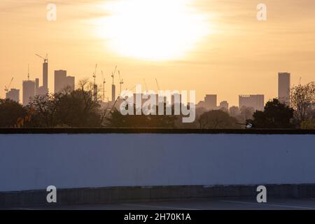 Bürohochhäuser und Baukräne auf der Skyline von Croydon, aufgenommen als Sonnenuntergang in Beckenham, London, Großbritannien Stockfoto