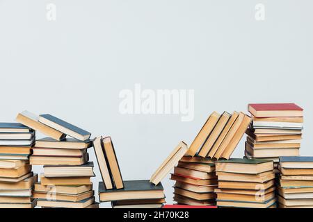 Stapel von Lehrbüchern in der Universitätsbibliothek auf weißem Hintergrund Stockfoto