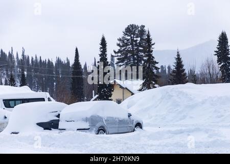 Auto blockiert Schneefall im Parkplatz Schneesturm Winterfrost. Stockfoto