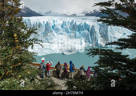 LOS GLACIARES NATIONALPARK, ARGENTINIEN - 26. JANUAR 2019: Touristen auf der Aussichtsplattform bewundern den Perito Moreno Gletscher Stockfoto