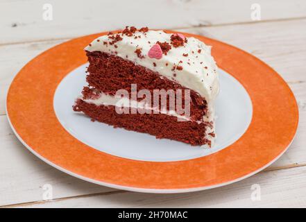Scheibe frischer roter Samtkuchen auf weißem Holz Tabelle Stockfoto