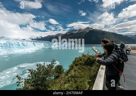 LOS GLACIARES NATIONALPARK, ARGENTINIEN - 26. JANUAR 2019: Die Menschen bewundern den Perito Moreno Gletscher von der Aussichtsplattform aus Stockfoto