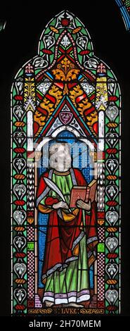 Ein Buntglasfenster von Frederick Preedy mit St. Luke, Evangelist, St. Lawrence Church, Weston-Sub-Edge, Gloucestershire Stockfoto