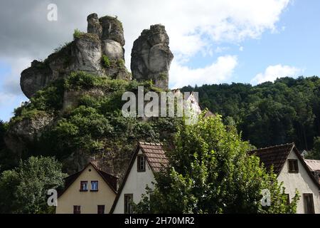 Berühmte Felsen mit Aussichtspunkt Fahnenstein über traditionellen deutschen Fachhäusern, Tüchersfeld, Pottenstein, Oberfranken, Bayern, Deutschland Stockfoto