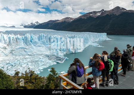 LOS GLACIARES NATIONALPARK, ARGENTINIEN - 26. JANUAR 2019: Touristen auf der Aussichtsplattform blicken auf den Perito Moreno Gletscher Stockfoto
