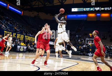 Hass Pavilion Berkeley Calif, USA. 18th. November 2021. CA U.S.A. der kalifornische Stürmer Kuany Kuany (13) fährt während des NCAA Männer Basketballspiels zwischen den Thunderbirds im Süden Utahs und den California Golden Bears zum Reifen. Kalifornien gewann in doppelter Überstunden 75-68 im Hass Pavilion Berkeley Calif. Thurman James/CSM/Alamy Live News Stockfoto