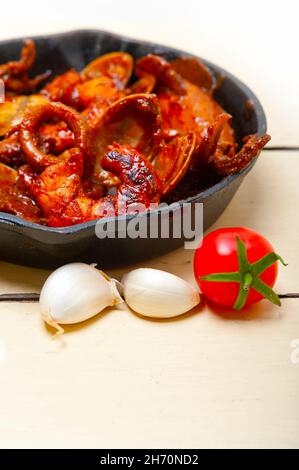 frische Meeresfrüchte-Eintopf zubereitet auf eine eiserne Pfanne Ove weißen rustikalen Holztisch Stockfoto