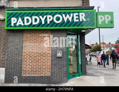 London UK - 8th. November 2021 - Außenansicht des Paddy Power Wettbüros Stockfoto