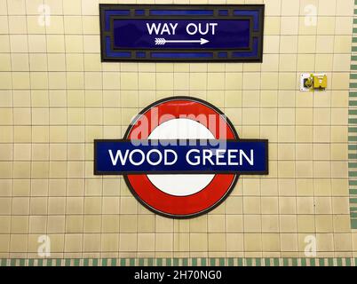 London UK - 11th. November 2021 - Wood Green unterirdisches Schild auf vergilbten U-Bahnfliesen auf dem Bahnhofssteig Stockfoto