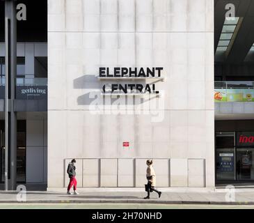 London / UK - 7th November 2021 - Elefantenzentralschild in Elefant und Schloss. Elephant and Castle ist ein zentrales Londoner Viertel, südlich des Ri Stockfoto