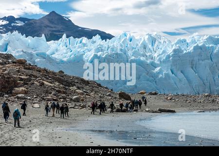 LOS GLACIARES NATIONALPARK, ARGENTINIEN - 26. JANUAR 2019: Eine Gruppe von Touristen geht zum Perito Moreno Gletscher Stockfoto