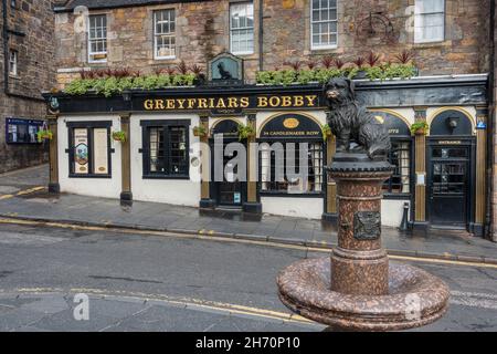 The Greyfriars Bobby Pub und Statue of Greyfriars Bobby on A Water Fountain in Candlemaker Row Edinburgh, Schottland Stockfoto