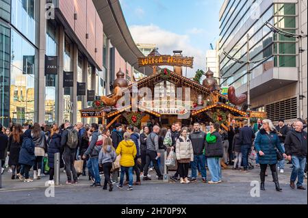 Manchester, England - 13. November 2021: Extrem geschäftige Menschenmassen während des Weihnachtsmarktes 2021 eröffnungen in Manchester, Großbritannien nach dem Aufsehen Stockfoto