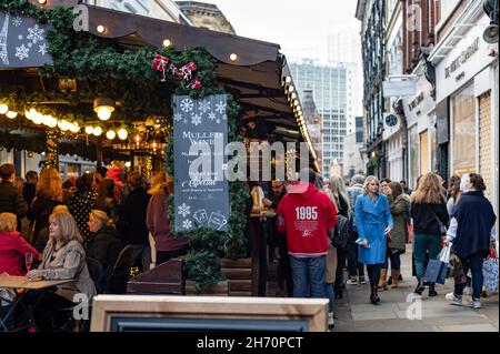 Manchester, England - 13. November 2021: Extrem geschäftige Menschenmassen während des Weihnachtsmarktes 2021 eröffnungen in Manchester, Großbritannien nach dem Aufsehen Stockfoto