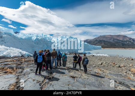 LOS GLACIARES NATIONALPARK, ARGENTINIEN - 26. JANUAR 2019: Die Menschen betrachten den Perito Moreno Gletscher aus nächster Nähe Stockfoto