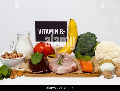 Eine Reihe von natürlichen Produkten, die reich an Vitamin B7 Biotin sind. Gesundes Lebensmittelkonzept. Pappschild mit der Aufschrift. Stockfoto