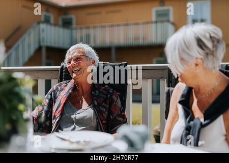 Lächelnde Frau im Garten Stockfoto