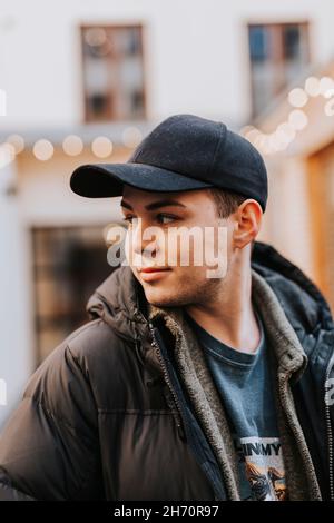 Junger Mann wegsehen Stockfoto