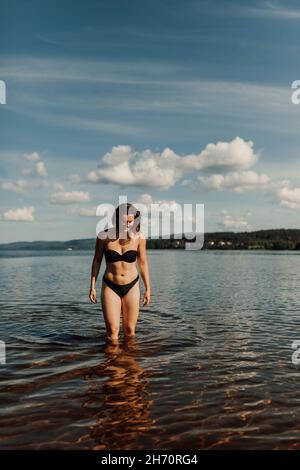 Frau wandern in See Stockfoto