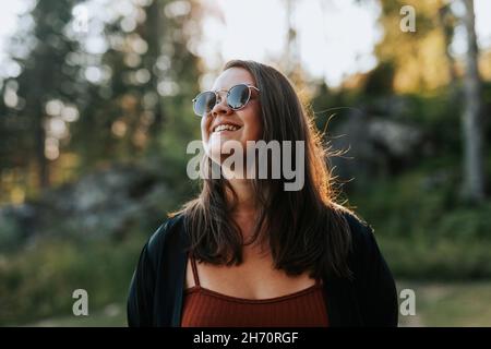Lächelnde junge Frau mit Sonnenbrille Stockfoto