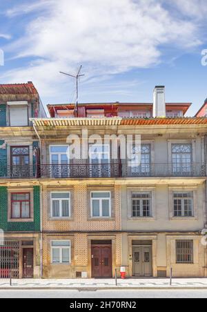 Fragment der Fassade des Hauses. Porto, Portugal Stockfoto