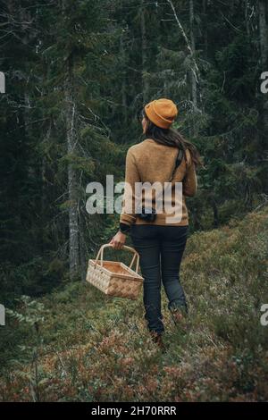 Frau Pilze im Wald Stockfoto