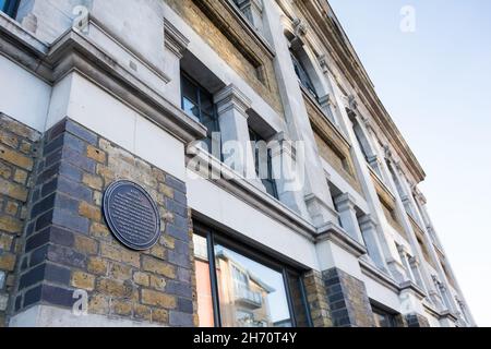 Blaue Plakette vor Henry Lowenfelds Kops' Brewery Co Ltd, Townmead Road, Fulham, England, Großbritannien Stockfoto