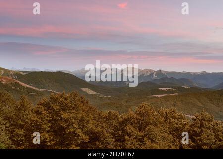 Erstaunliche Berglandschaft bei Sonnenuntergang.Reise Hintergrund.Mount Larrau in den Pyrenäen, in der Nähe von Irati Wald zwischen Spanien Frankreich Grenze. Stockfoto