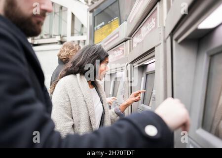 Leute, die Tickets an den Ticketautomaten kaufen Stockfoto