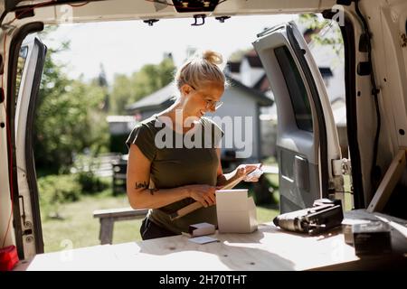 Lächelnde Frau mit Werkzeugen Stockfoto