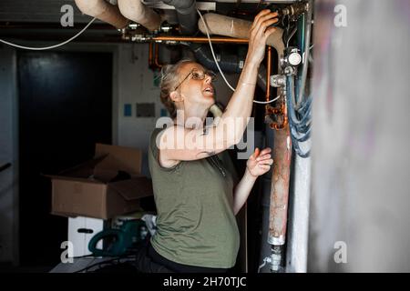 Frau, die Reparaturen durchführt Stockfoto