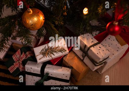 Geschenke unter dem Weihnachtsbaum Stockfoto