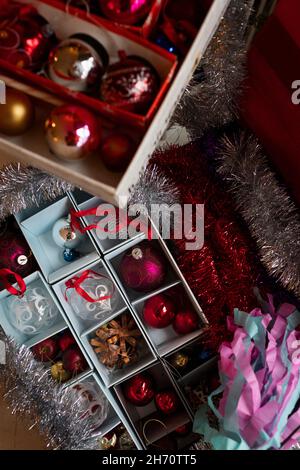 Christbaumkugeln in Kartons Stockfoto