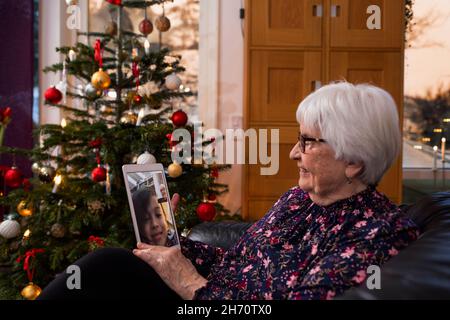 Ältere Frau mit Enkelin, die einen Videoanruf führt Stockfoto