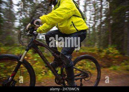 Seitenansicht des Radfahrers Stockfoto