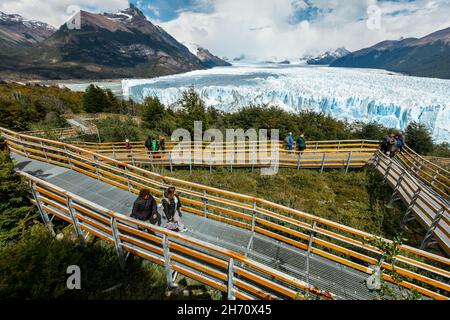 LOS GLACIARES NATIONALPARK, ARGENTINIEN - 26. JANUAR 2019: Touristen auf der Aussichtsplattform neben dem Perito Moreno Gletscher Stockfoto
