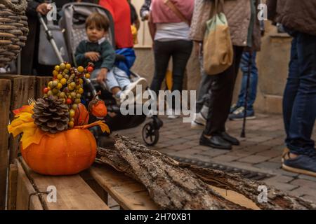 Porreres Spanien; oktober 31 2021: Nahaufnahme eines dekorierten Kürbisses. Im Hintergrund, außer Fokus, schlendern Menschen durch die Straßenstände des P Stockfoto