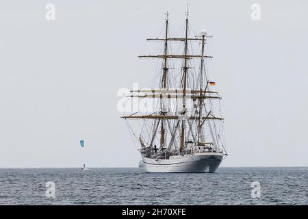 Laboe, Deutschland. 19th. November 2021. Begleitet von Kitesurfern segelt die Gorck Fock am Ostseebad Laboe vorbei. Nach jahrelanger kostspieliger Sanierung hat sich das Marineausbildungsschiff nun wieder auf eine Reise ins Ausland begeben. Vor den Kanarischen Inseln soll die Bundeswehr-Crew bei günstigen Wetterbedingungen trainieren. Quelle: Frank Molter/dpa/Alamy Live News Stockfoto