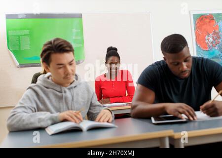 Lächelnd Schüler im Klassenzimmer Stockfoto