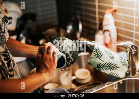 Frauenhände waschen Geschirr Stockfoto