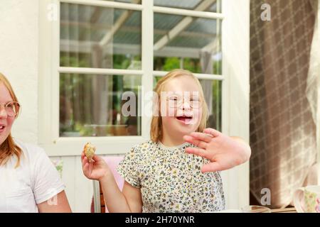 Porträt von lächelndem Mädchen essen Stockfoto