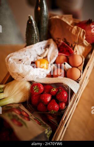 High-Angle-Ansicht von Bio-Shopping im Korb Stockfoto