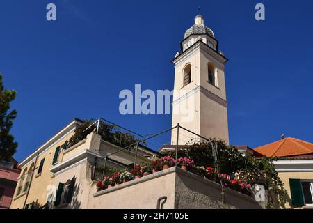 Außen- und Glockenturm der Kirche Santa Maria Immaccolata im historischen Zentrum der Stadt Meer, Alassio, Savona, Ligurien, Italien Stockfoto